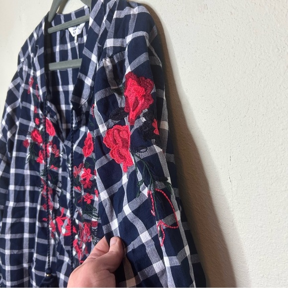 Crown & Ivy Navy Checkered Blouse Size Large - Picture 3 of 8